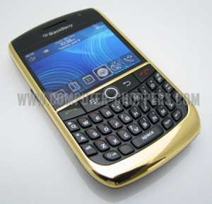 24kt_gold_blackberry_8900_2-thumb-450x432